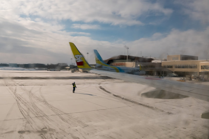 ベア・ドゥや横断幕に見送られて帯広空港を出発