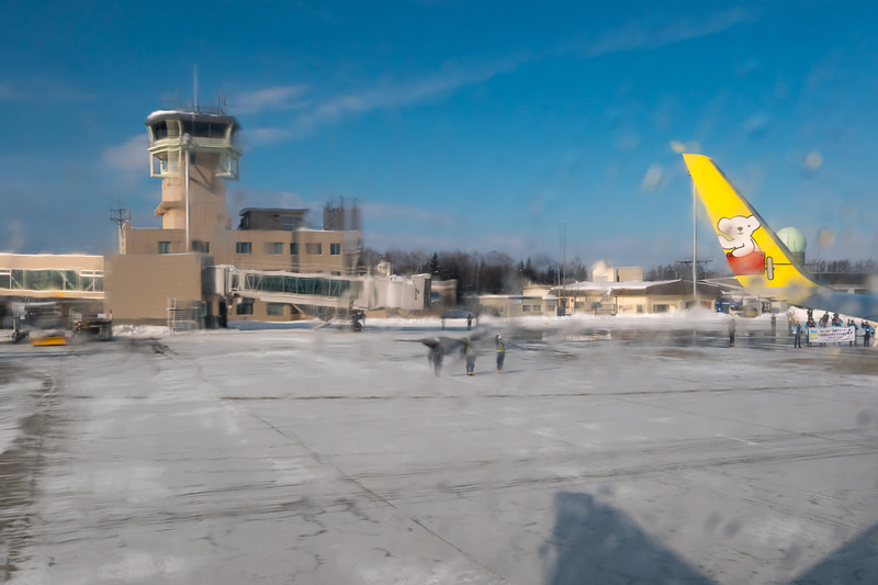 ベア・ドゥや横断幕に見送られて帯広空港を出発