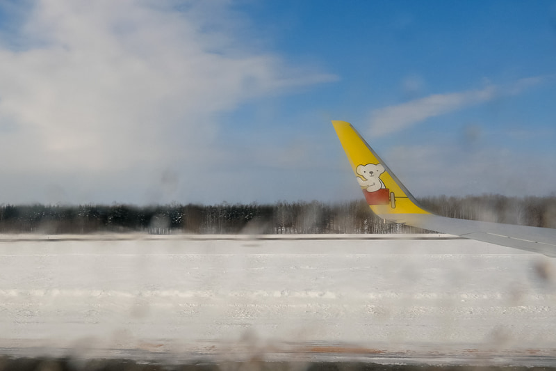ベア・ドゥや横断幕に見送られて帯広空港を出発