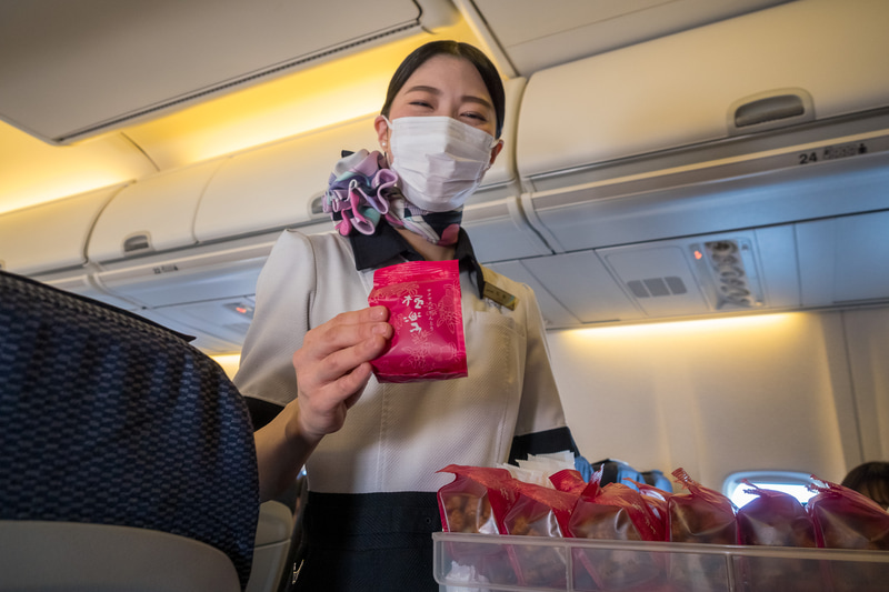 ウェルカムスイーツは、帯広市に本店を構える六花亭の「サクサクかりんとう『極楽』」