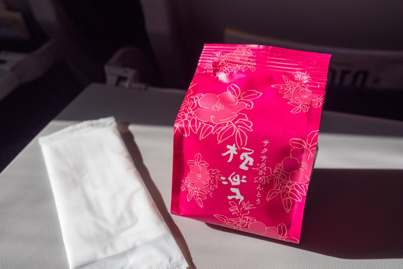 ウェルカムスイーツは、帯広市に本店を構える六花亭の「サクサクかりんとう『極楽』」