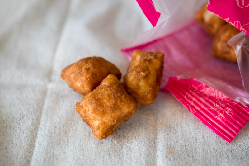 ウェルカムスイーツは、帯広市に本店を構える六花亭の「サクサクかりんとう『極楽』」