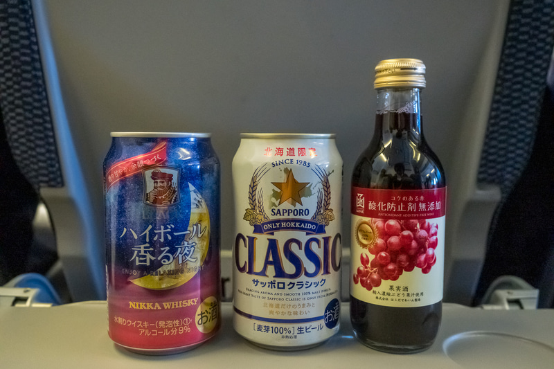 機内サービスで提供されたアルコール類も北海道らしい商品ばかり