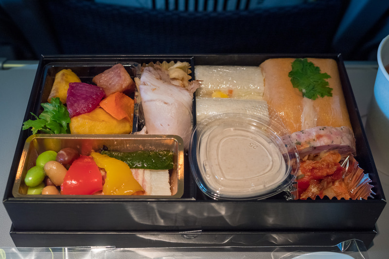 機内食は北海道ホテルによる洋食ボックス