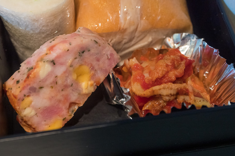 「リオナソーセージ（チーズ・バジル）」と「ベビー帆立のトマト煮」