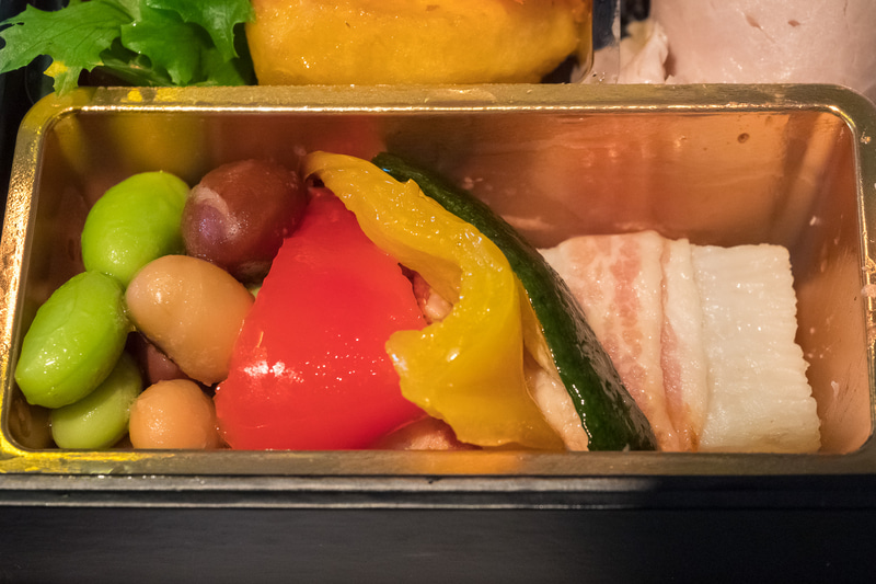 「十勝産いろいろ豆（金時・大豆・枝豆）のサラダ」「彩り野菜（ズッキーニ・パプリカ・人参・紅心大根）オリーブオイル」「十勝産長芋のパンチェッタ巻き」