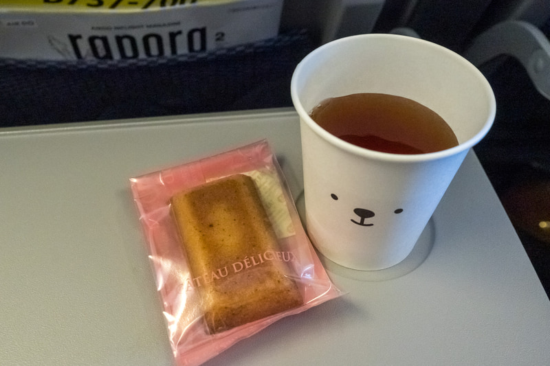 食後に十勝トテッポ工房のフィナンシェ。ハスカップティーとともに