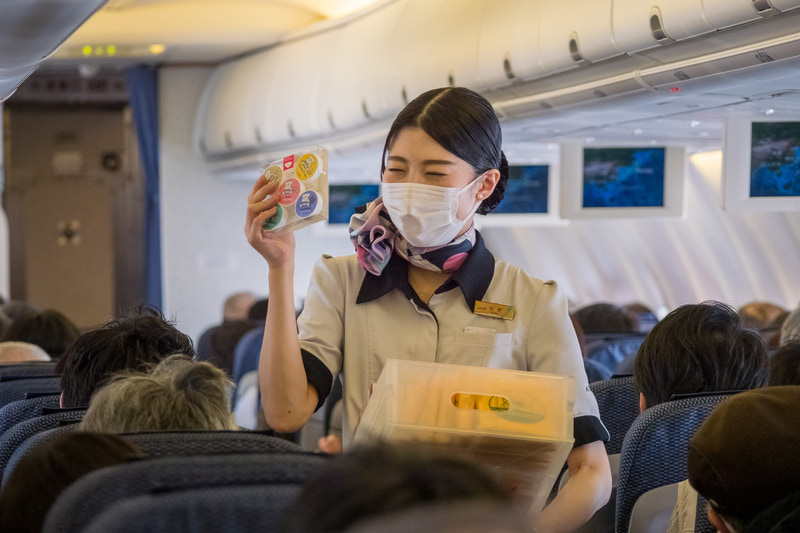 北海道スープセットや、コロクのリップクリーム、スキンケアオイルセット、エコバッグを機内販売