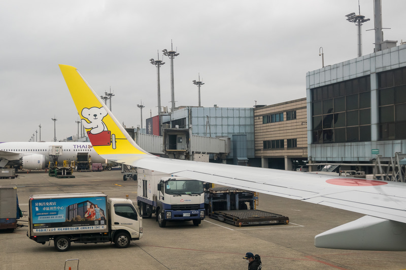 台北・桃園国際空港の駐機場に到着