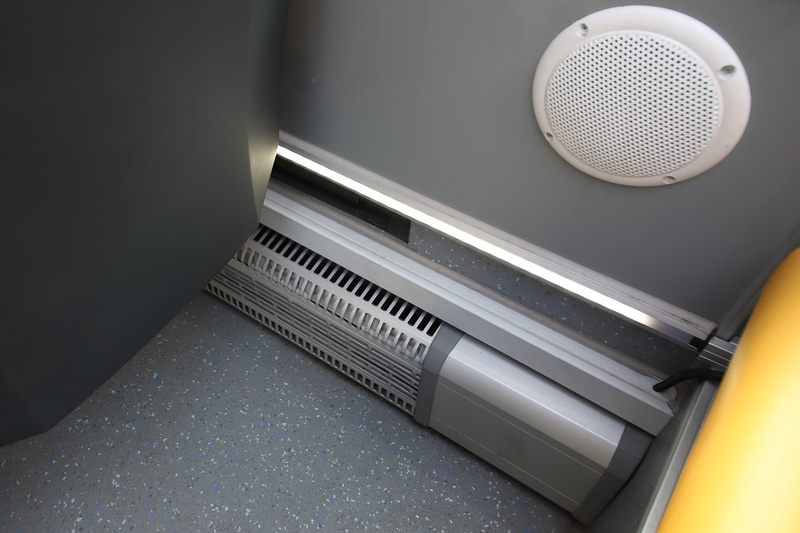 2階席足元には暖房の吹出口がある。