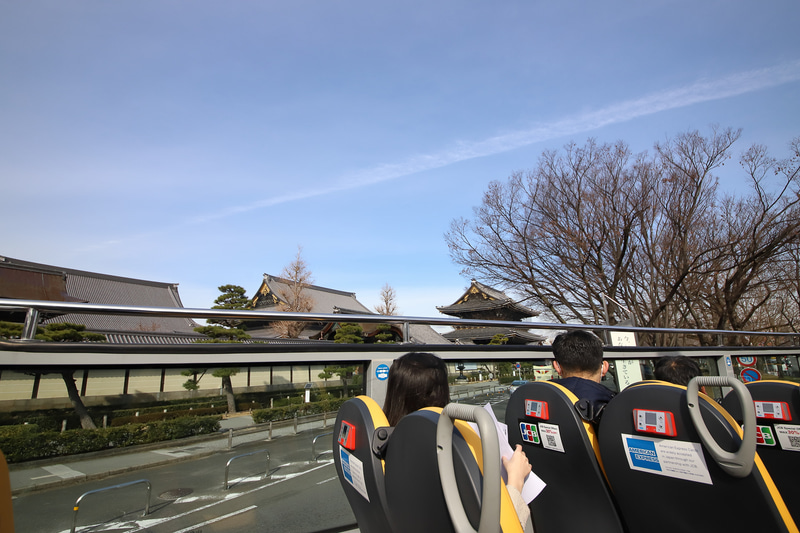 東本願寺前を通過。視界の広さはオープン席ならでは