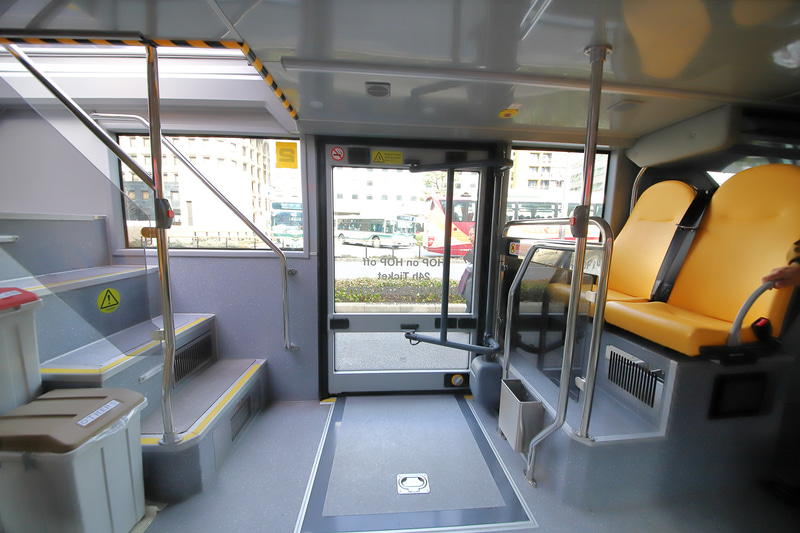 出入口ドアは全面ガラス張りで採光と視界確保を両立