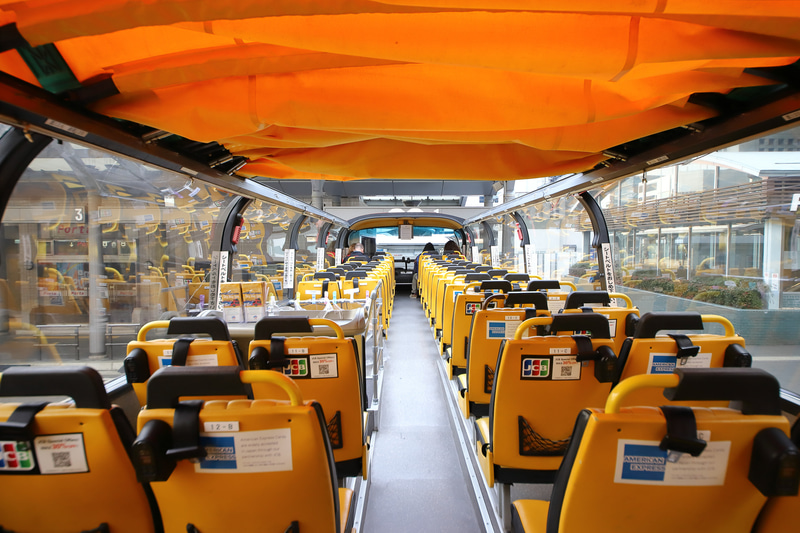 幌はルーフ全体を覆うことが可能だが、雨天でも一部オープンで運行することが多いという