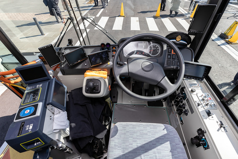 国産初の連節バス Bayside Blue ベイサイド ブルー 横浜ハンマーヘッドで車両公開 横浜駅東口 山下ふ頭間で6月から運行 トラベル Watch