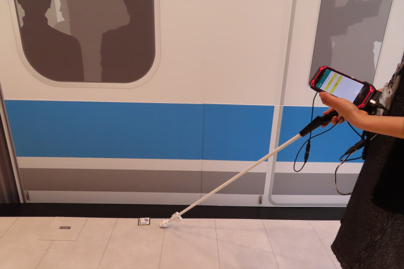 京セラが開発した「視覚障がい者歩行支援システム」