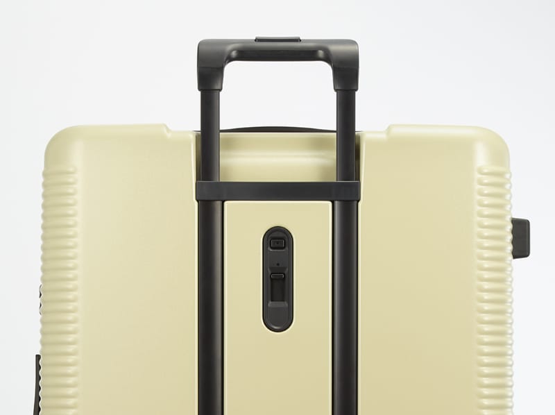 持ち上げる際に手をかけやすい凹み