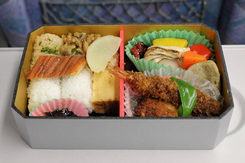 さまざまな東海道沿線の名物を盛り込んだ、食べていて飽きのこないお弁当です