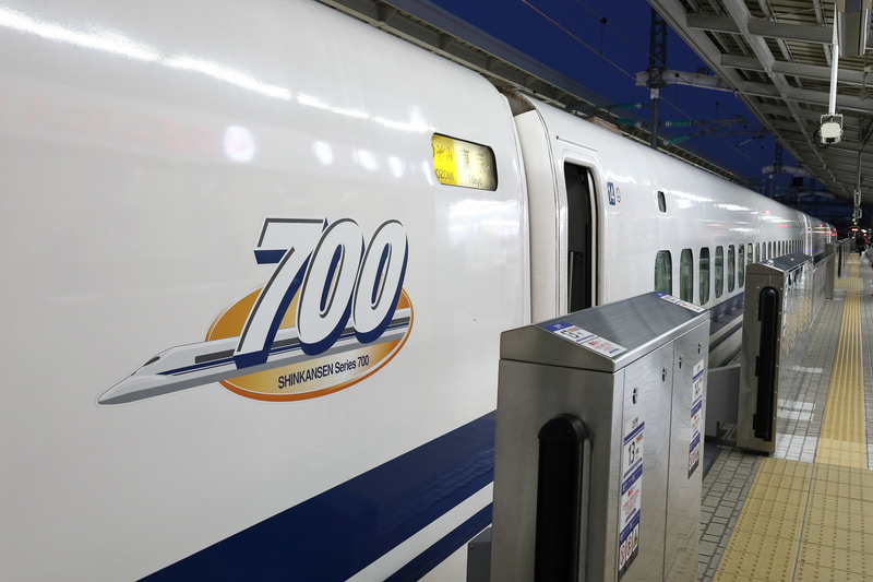 東海道区間を走るカモノハシのような700系新幹線ももうすぐ見納めです