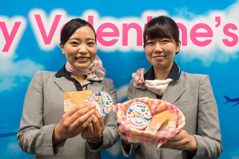 ANAは2月14日のバレンタインデーに、羽田空港チェックインカウンターなどでチョコレートをプレゼントする