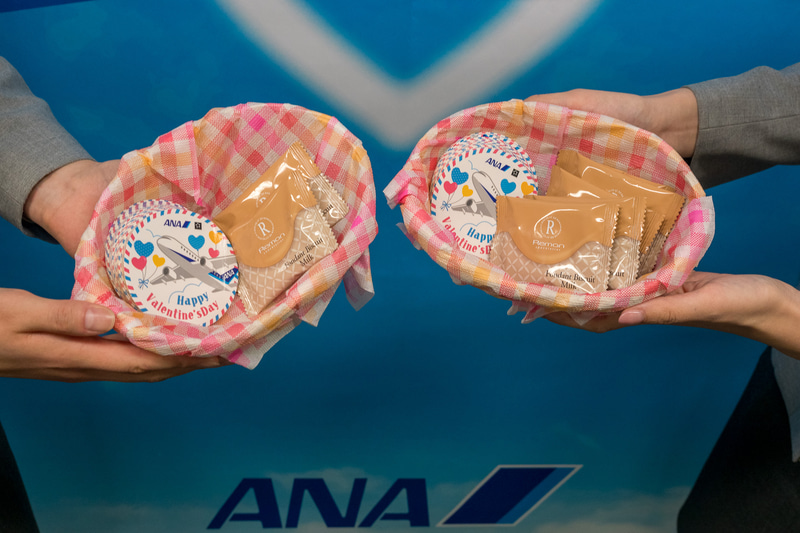 レーマンの「フォンダンビスキュイ」とオリジナルステッカーを1000枚/個プレゼント。ステッカーは2019年の配布と異なるデザインになっている