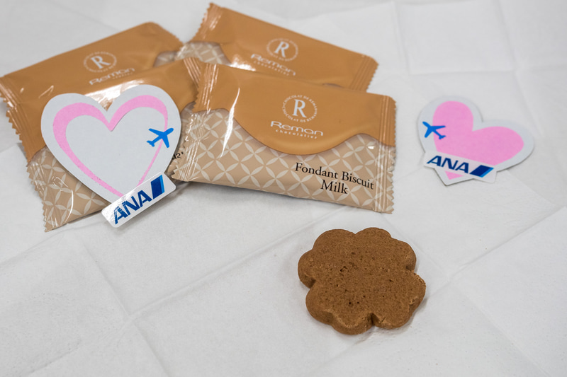 レーマンの「フォンダンビスキュイ」とオリジナルステッカーを1000枚/個プレゼント。ステッカーは2019年の配布と異なるデザインになっている