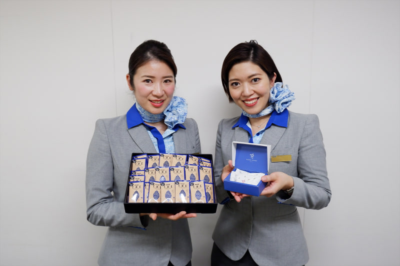 2月14日の機内でプレゼントするANAオリジナルデザインのチョコレート。右がピエール・エルメ・パリ「クラクラック イスパハン」、左が「明治 ザ・チョコレート コンフォートビター」（写真提供：ANA）