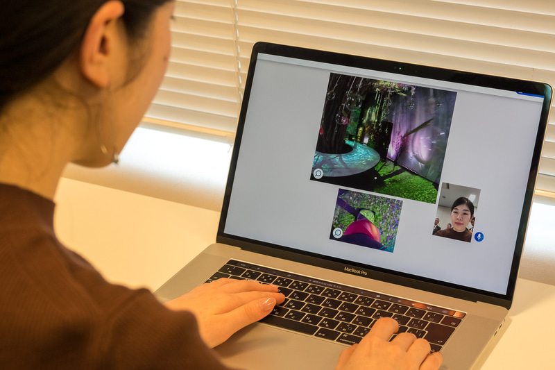 「FLOWERS BY NAKED 2020 -桜-」の体験イメージ。上段が「春の始まり」、下段が「日本一早いお花見」を体験している様子