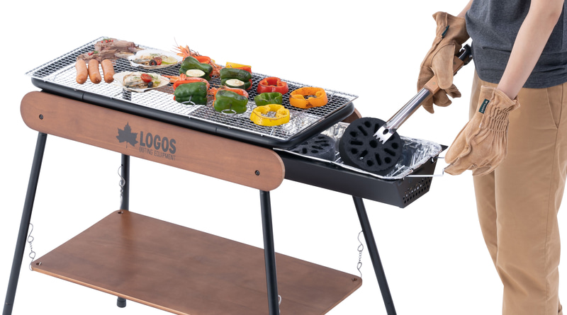 火床を左右にスライドして燃料を継ぎ足せる