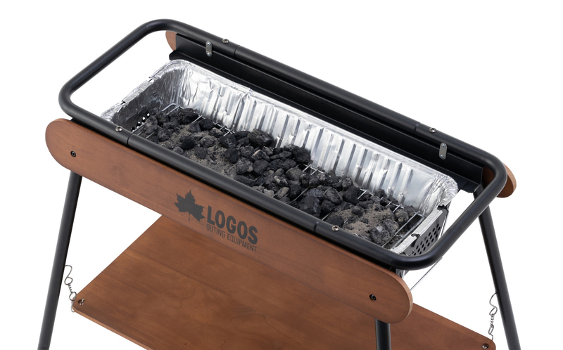 「BBQお掃除楽ちんカバー」を火床にセットし、使用後は残灰ごと捨てられる