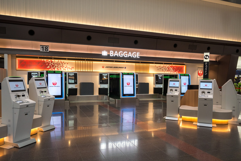 保安検査場A～B間にオープンした「JAL SMART AIRPORT」。新たな自動チェックイン機と初導入の自動手荷物預け機（Self Baggage Drop）を設置している