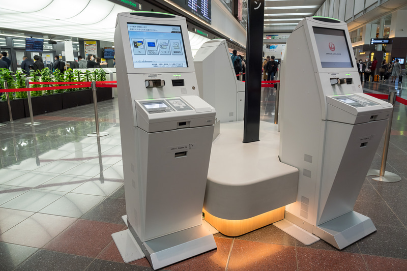 JALと三菱電機インフォメーションシステムズ、沖電気工業が共同開発した自動チェックイン機。従来の自動チェックイン機の機能とタグ発行機の機能を1システムに統合した