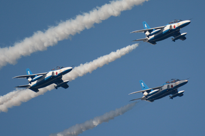 ブルーインパルスがカラースモークによる「オリンピックシンボル」飛行展示で聖火到着を祝う