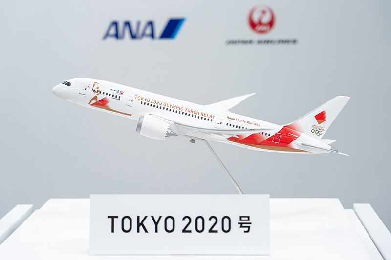 聖火は特別輸送機「TOKYO 2020号」を用いてANA（全日本空輸）とJAL（日本航空）が共同輸送する