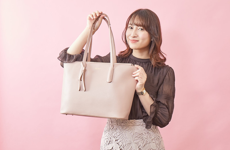 エースはバッグブランド「ジュエルナローズ」からインスタグラマー下田奈奈さんと共同開発した「ズボラーナ」を発売した