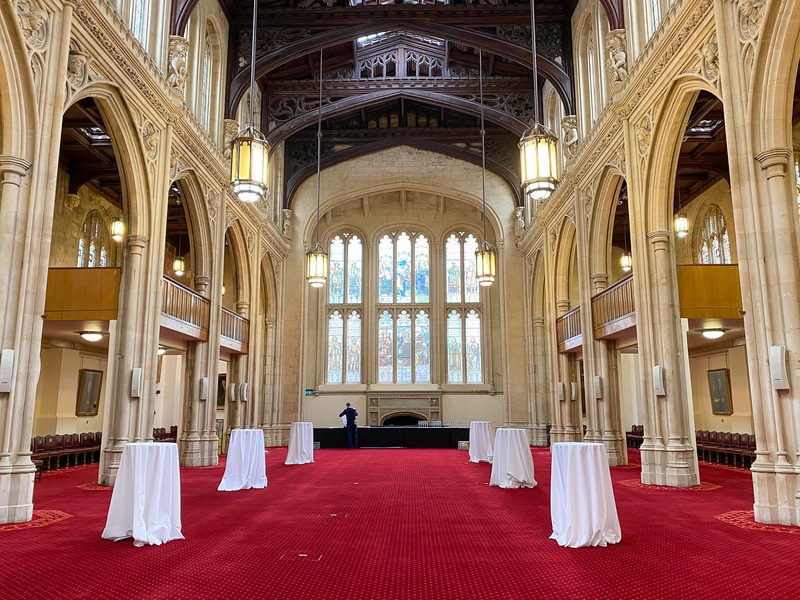 立食パーティーの様子が想像できます