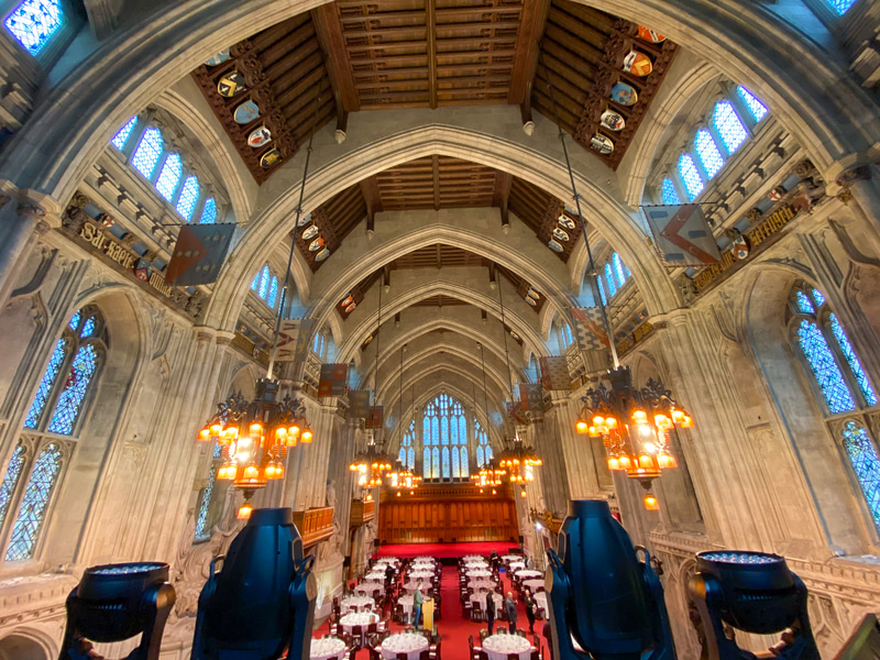 バンケットホールで照明、音響のチェック中