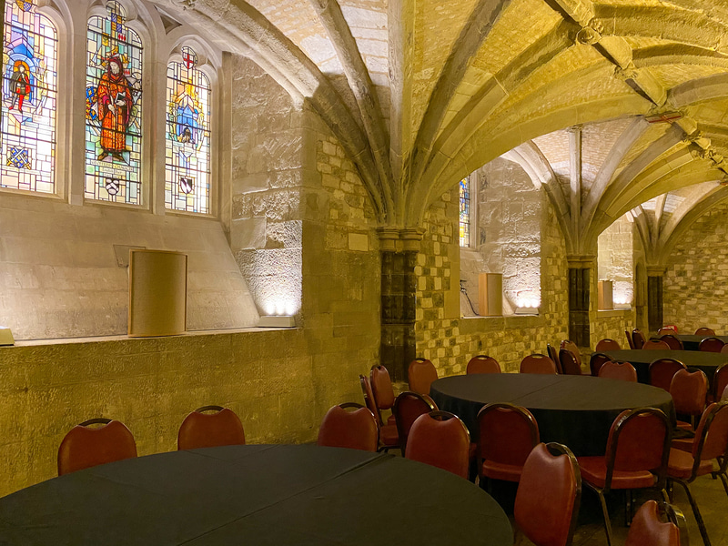 地下室にも美しいステンドグラスが