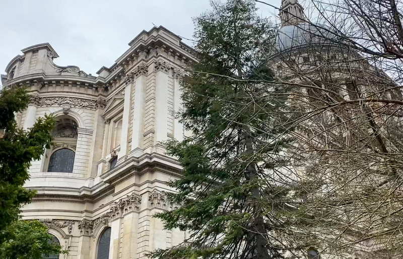 全体を撮れないくらい大きな外観とセントポール大聖堂内部