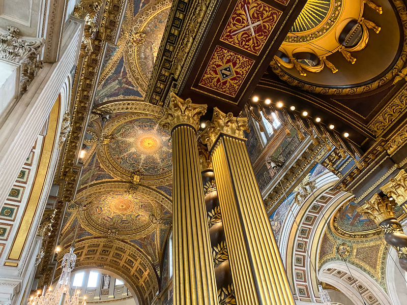 全体を撮れないくらい大きな外観とセントポール大聖堂内部