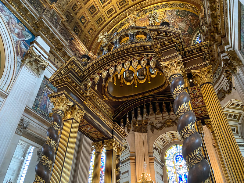 全体を撮れないくらい大きな外観とセントポール大聖堂内部