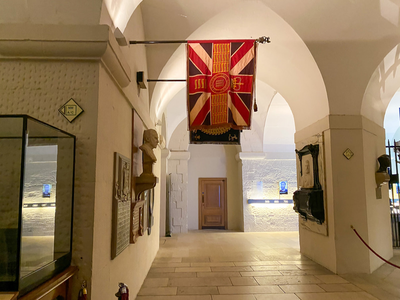 地下室内部とお土産屋さん、頂上から見えるロンドンの街並み