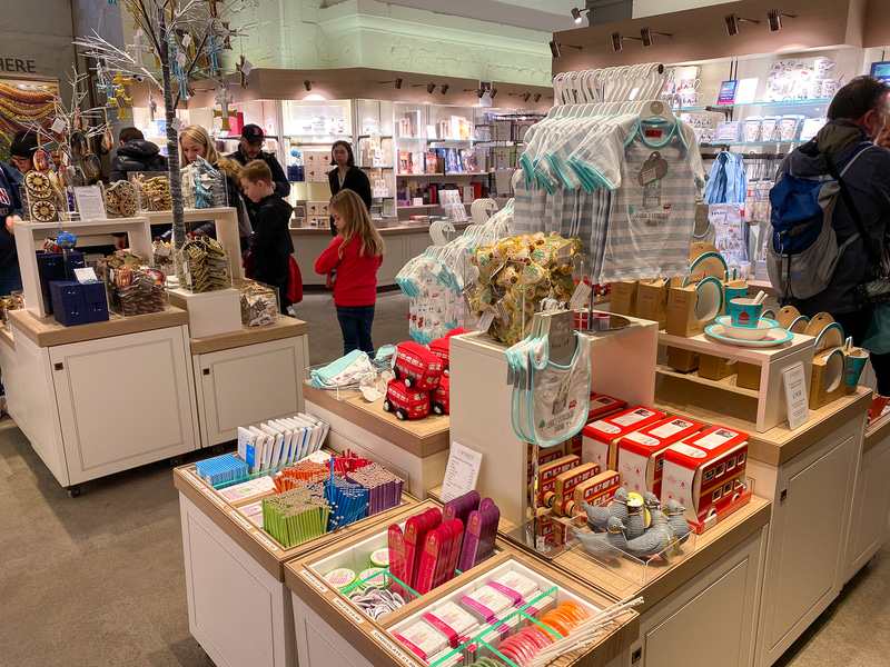 地下室内部とお土産屋さん、頂上から見えるロンドンの街並み