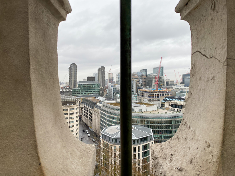 地下室内部とお土産屋さん、頂上から見えるロンドンの街並み