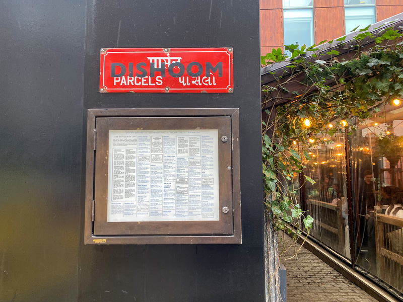 DISHOOM外観。カフェのようなかわいい店構え。表通りから、1つ裏に入った方が入口です