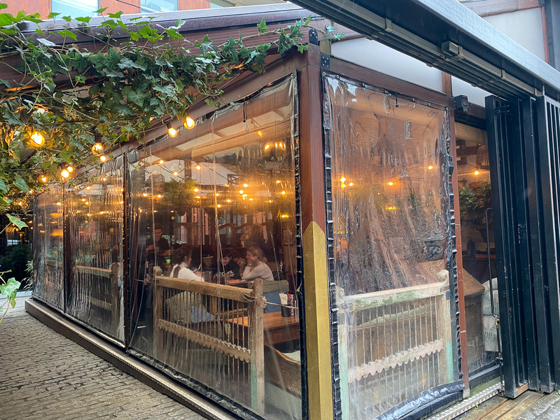 DISHOOM外観。カフェのようなかわいい店構え。表通りから、1つ裏に入った方が入口です