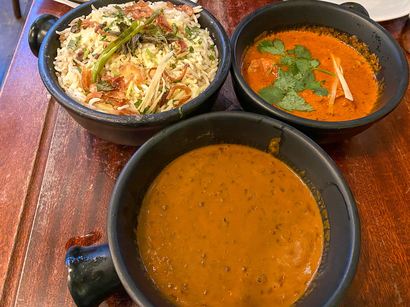 左上から時計回りにラムのビリヤニ、チキンマレイ、ダール