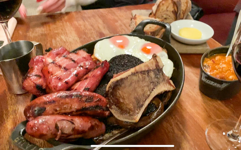 イングリッシュブレックファスト。ベーコン、ソーセージ、血のプディング、ベイクドビーンズ、トマト、椎茸、カリカリのベイクドポテト、キャベツが入っていました