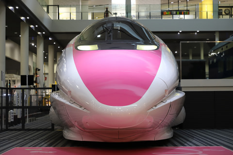 京都鉄道博物館、「ハローキティ新幹線 展」スタート。STU48瀧野
