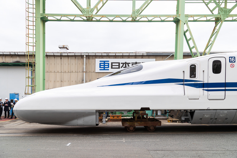 ノーズ後方にSupremeの頭文字「S」をデザインしたラインが追加されている