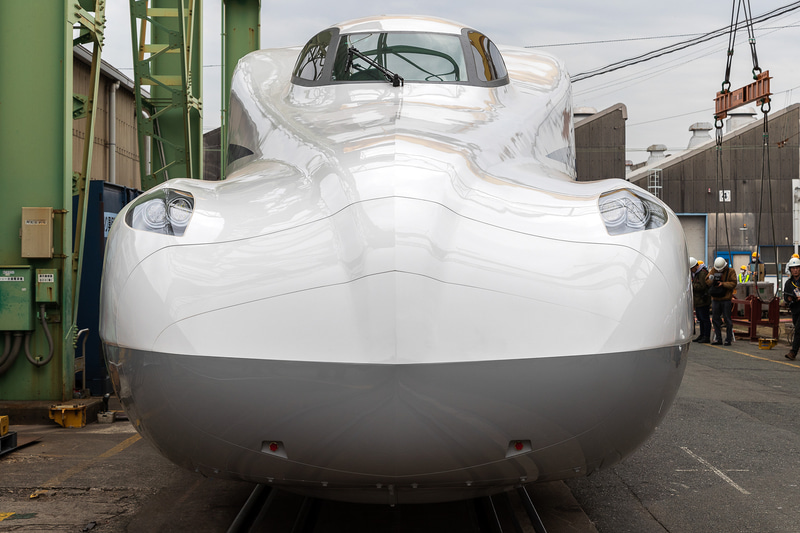 先頭部正面。ライト上のエッジがN700Sの特長